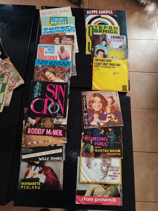 53 viniluri cu muzica ușoară.
