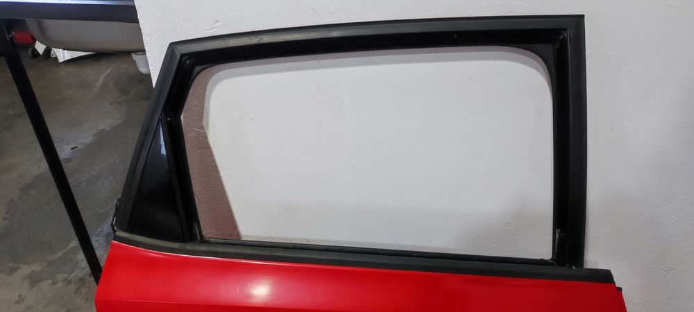 Usa dreapta spate volkswagen vw polo 6R 1.2 an 2010 rosu cu mic defect