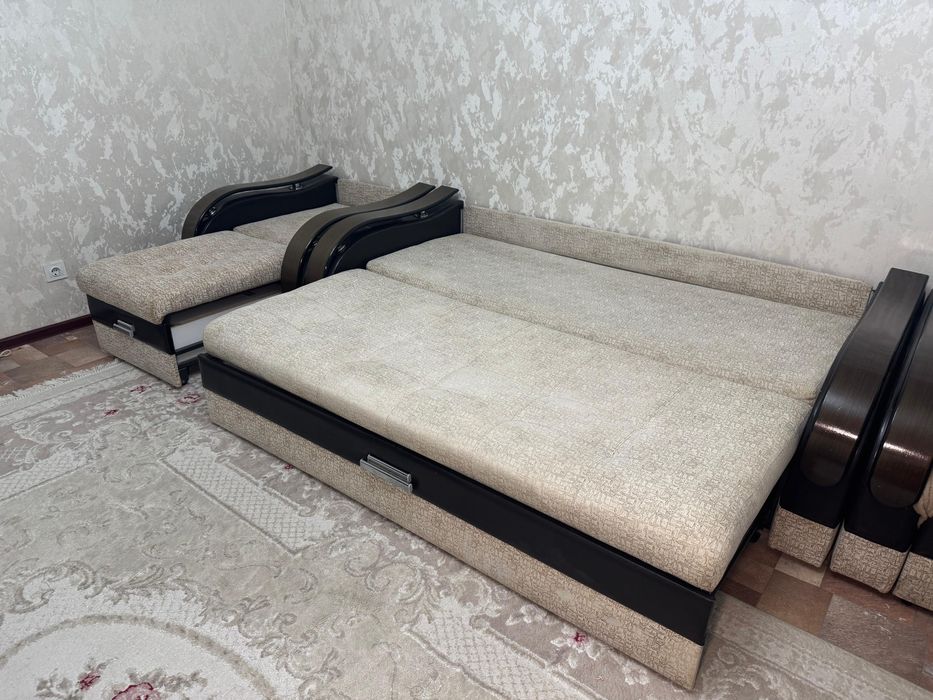 Диван с двумя креслами