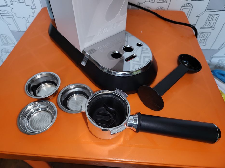 Кафемашина с ръкохватка DeLonghi Dedica EC685.W Бяла