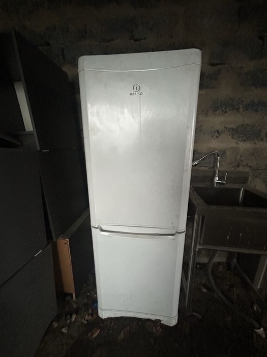 Продам холодильник indesi