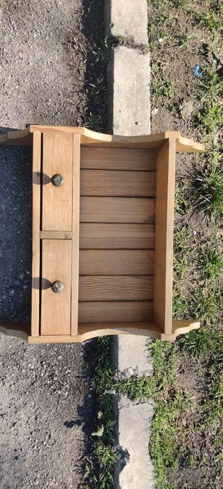 Дървен кухненски шкаф