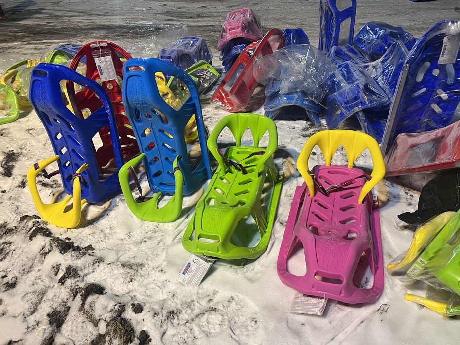 Sanie din plastic cu spatar