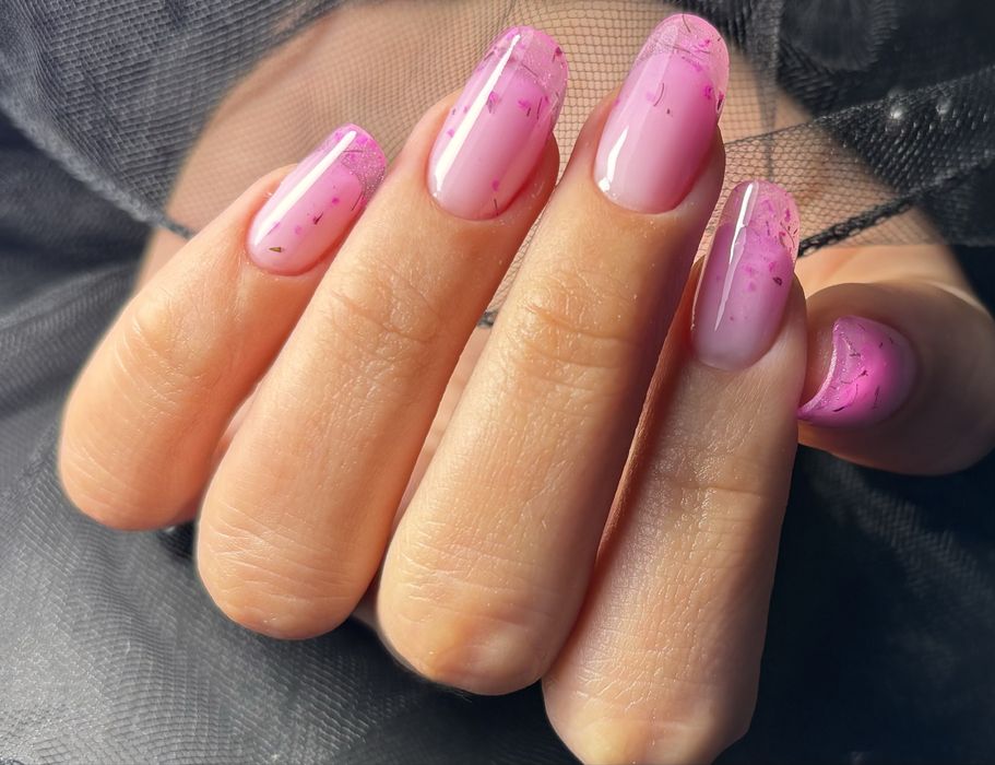 Realizez manichiura cu gel, semipermanenta, pedichiura