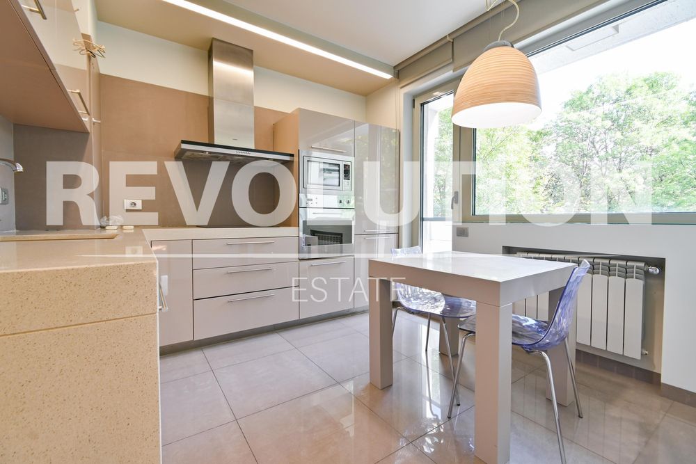 Дава се под наем Тристаен апартамент в София, Медицинска академия - 100 кв.м за 1000 € - Снимка #2