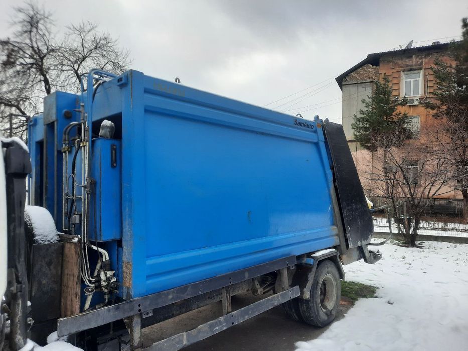 Musr tashuvchi Isuzu ning orqasi "bor"i deyiladi