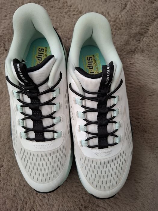 Vând Skechers 34