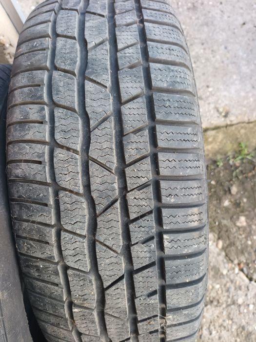 два броя гуми 205 60 16 със вътрешна защита против спукване