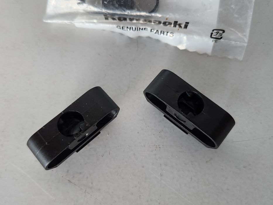 Скоби за закрепване на пластмасата на възд.фитър към рамката KFX700