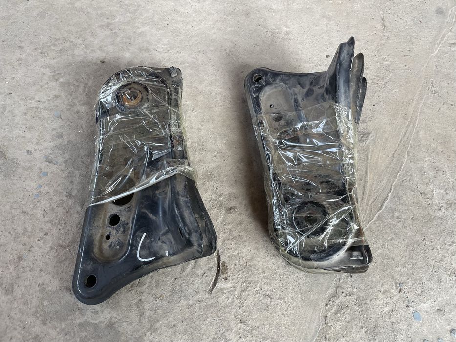 Передние лапки (крепление) Camry 50 55 Камри 50 55