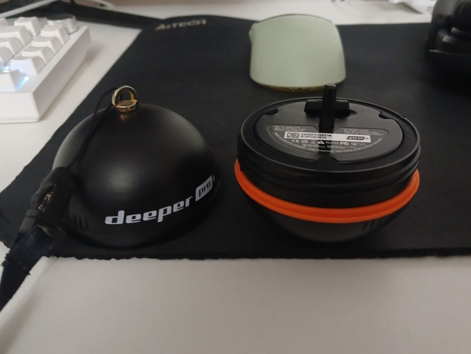 Эхолот Deeper Pro+ с креплением для лодки.