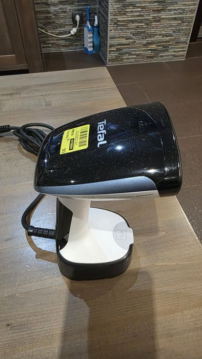 Продавам парна ютия за вертикално гладене TEFAL