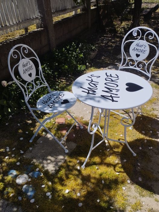 Vând doua seturi de mobilier pentru exterior ,unul nou și unul hand mad,care este confecționat dintr un butoi de tabla recondiționat și două scaune .