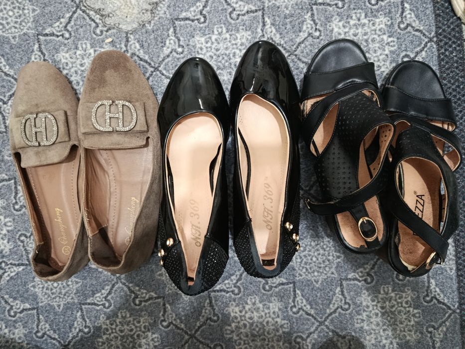 ayollar oyoq kiyimi sotiladi