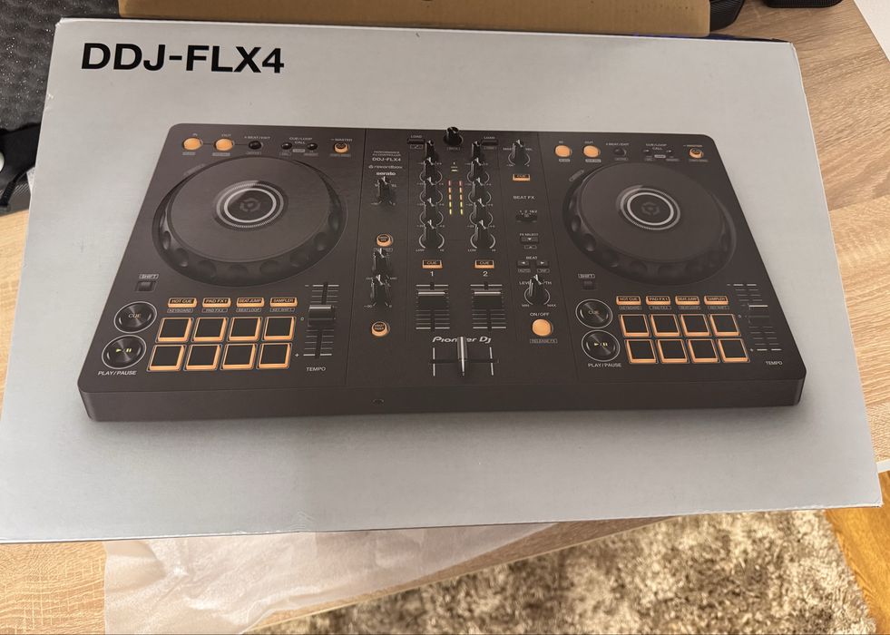 Vând consola Pioneer ddj Flx4 impecabila desfacută pentru poze.