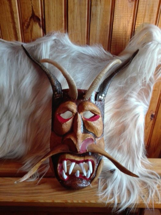 Изработка на сурвакарски маски