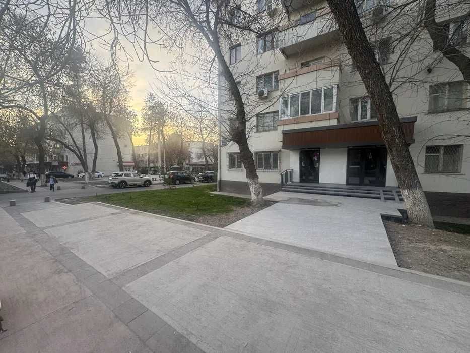 Продаётся коммерческое помещение на первой линии с выс-й проходимостью