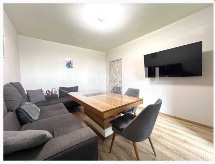 Трапезна маса със столове и отделно голям диван