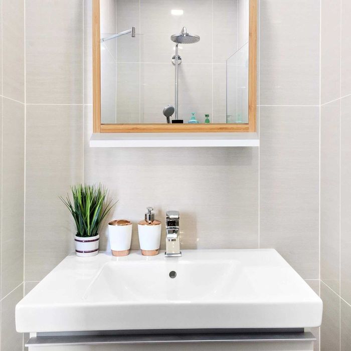 Oglinda de perete Relaxdays cu raft ,bambus-mdf  , 54,5 x 38 x 12 cm