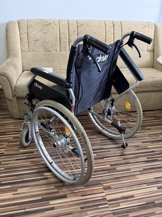 Carut scaun rulant medical handicap dizabilitati batrani (ca nou)