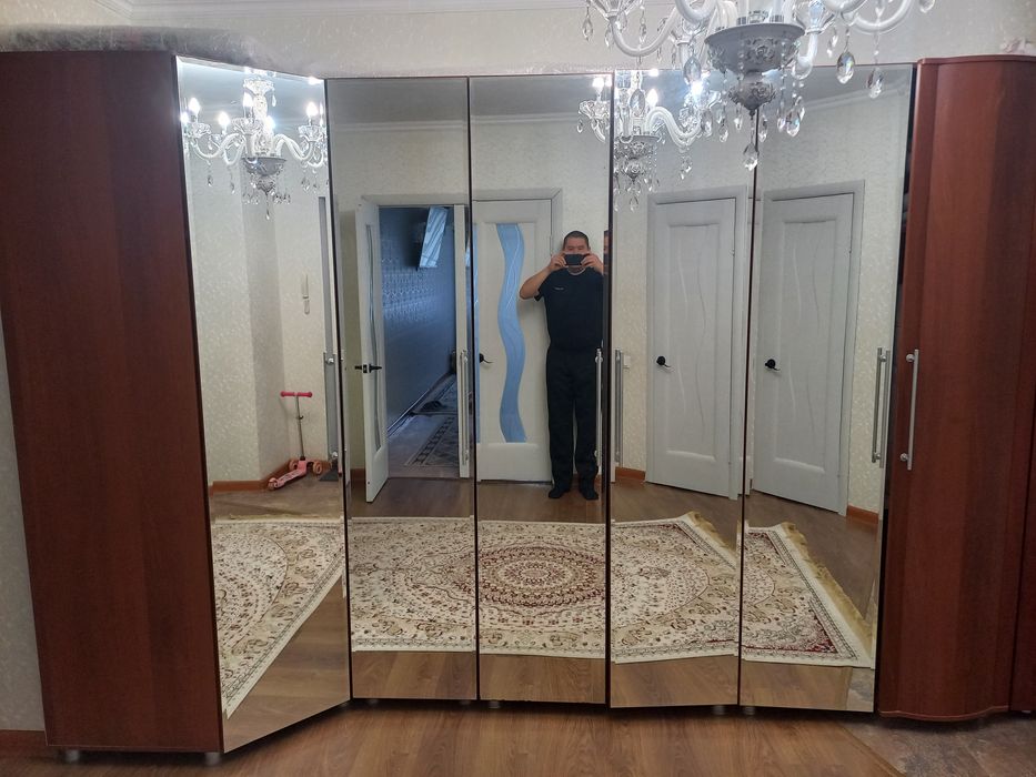 Прихожая, шифонер.