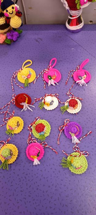 martisor palariuta lucrat crosetat manual brosa pret pe buc