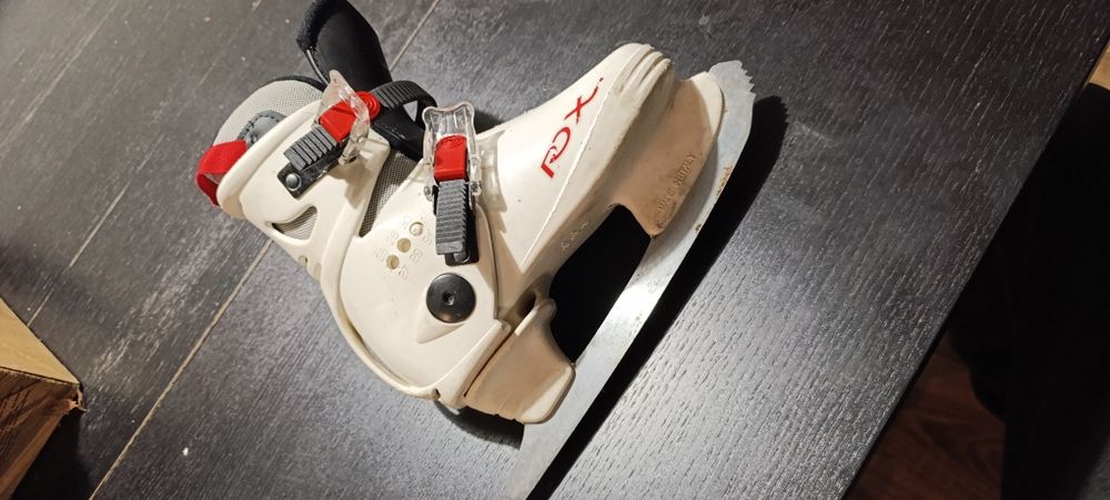 Vând patine copii cu mărimi ajustabile.