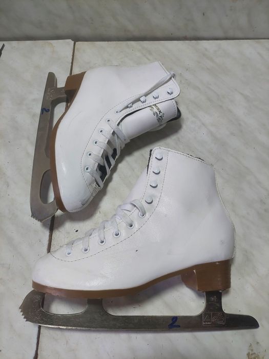 Patine gheata 2 patinaj artistic DBX marime  35-36 ( 22,5 cm)