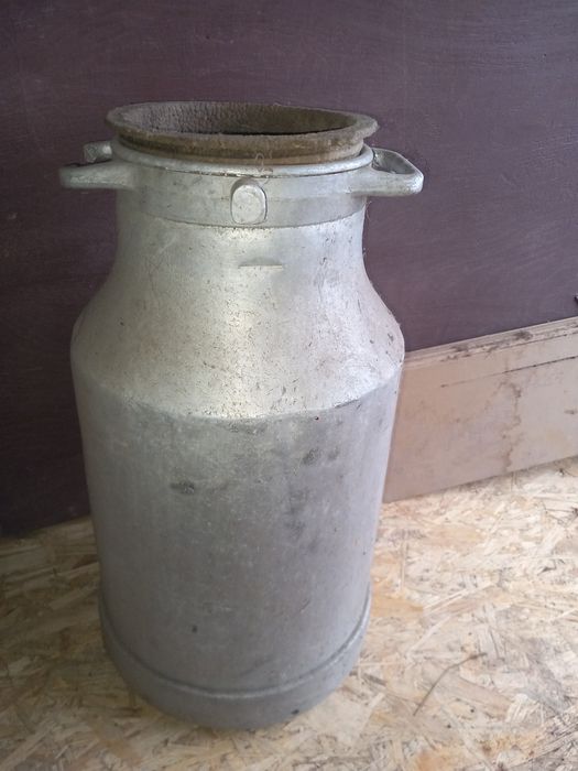 Bidon de aluminiu.