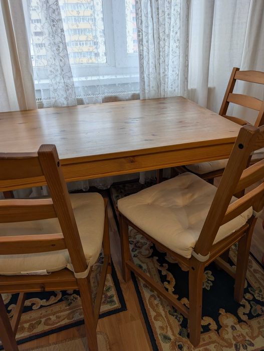 Masa lemn Ikea Hagernas cu 4 scaune și perne