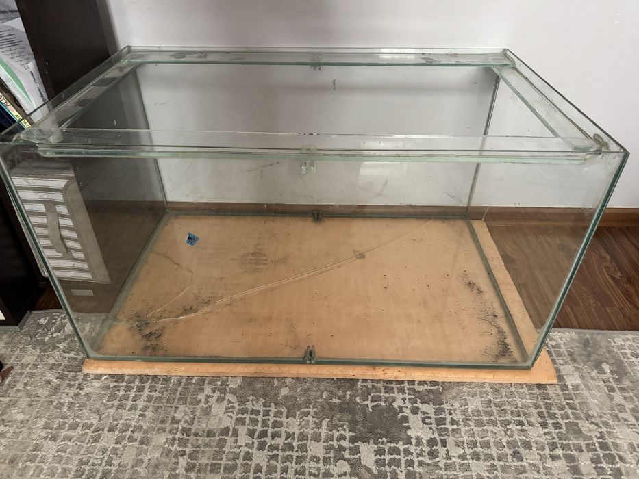 Отдам аквариум.