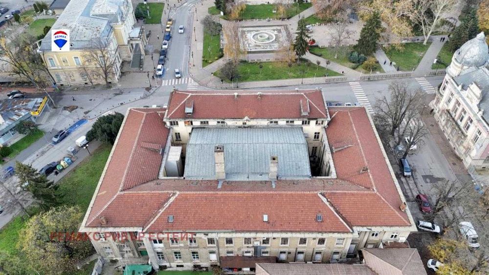 Дава се под наем Офис в Русе, Център - 4000 кв.м за 27929.13 € - Снимка #10