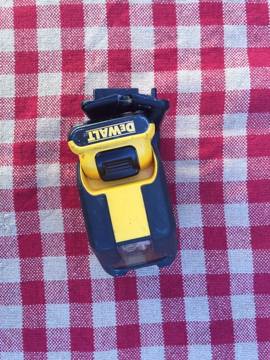 DeWALT DCE088G/лазерен нивел зелен лъч/+батерия 2ah/+магнитна стойка