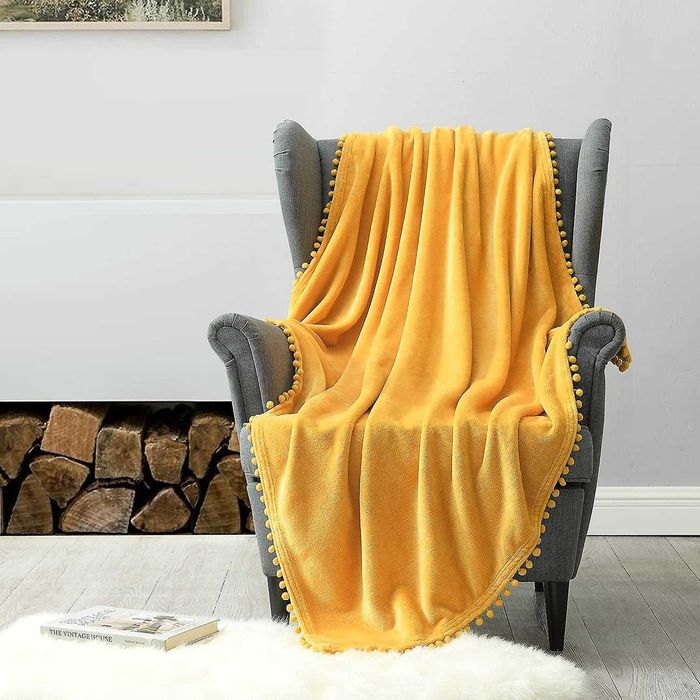 Patura galbena cu ciucurasi