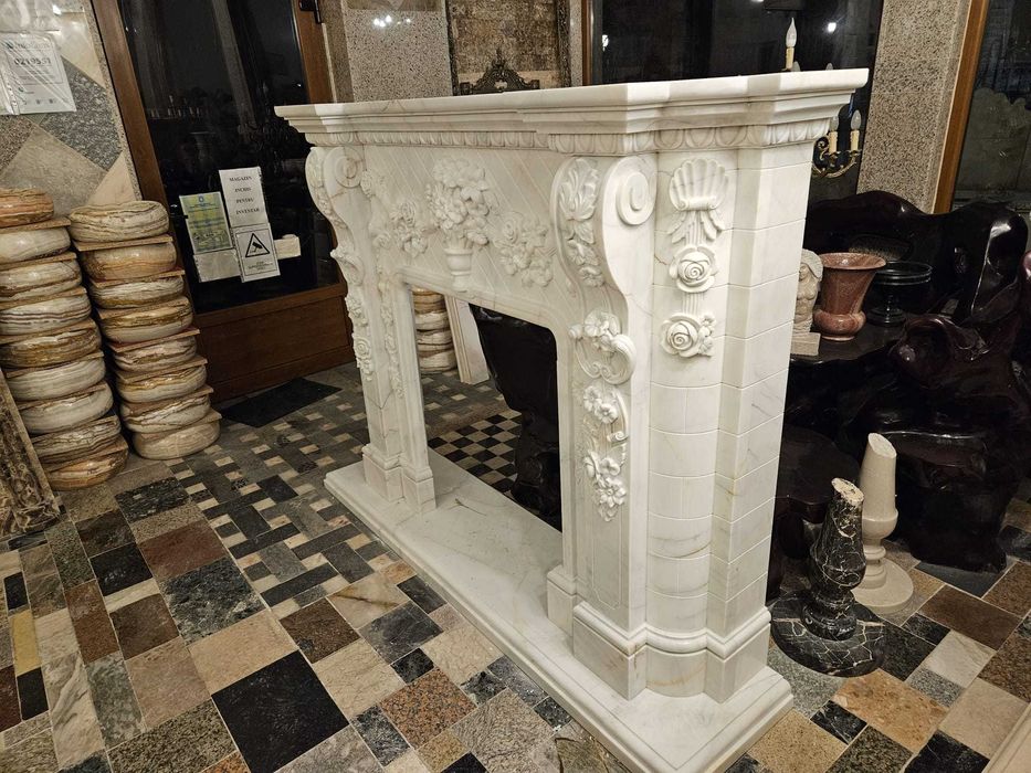 Masca de semineu din marmura