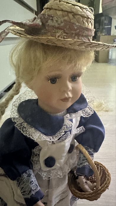 Кукла фарфоровая