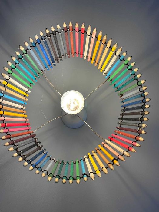 Abajururi realiazate manual din creioane colorate