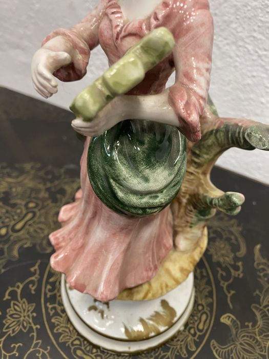 Италианска фигура от порцелан басано