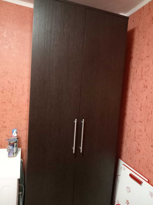 Угловой и плательный шкафы