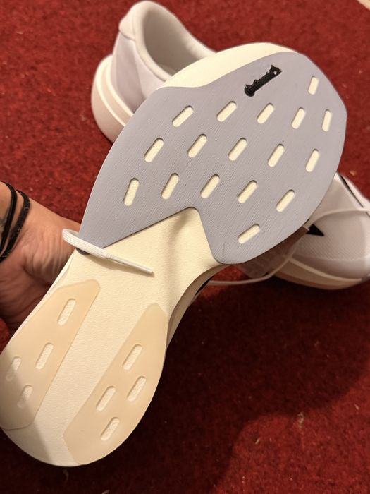 Adidas, marimea 44. Calapodul este mai mic. Se potriveste pentru 42/43