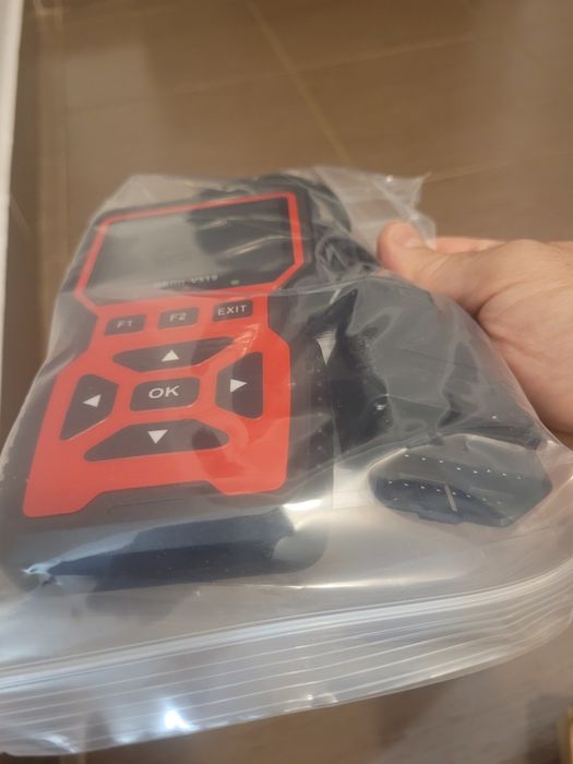 Vând tester auto OBD2 model V519,