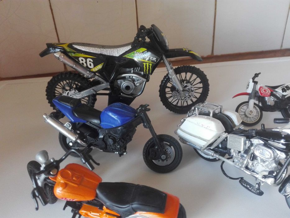 Играчки - колички и моторчета.