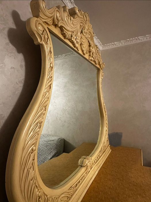 Комод для гостиной с зеркалом.