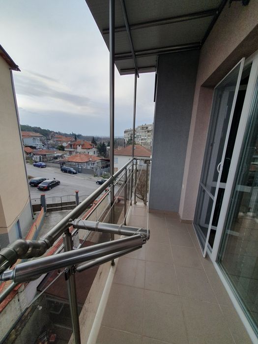 Под наем двустаен в началото на Аспарухово 40 кв. обзаведен влизаш и живееш ТВ. Интернет на пет минути от центъра с автобус място за паркиране