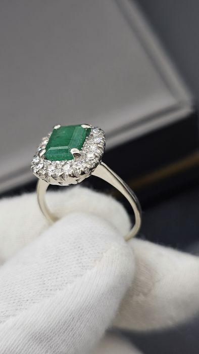 Златен пръстен 18K (750) с естествен изумруд и диаманти | 4.24 гр | Emerald Halo Ring