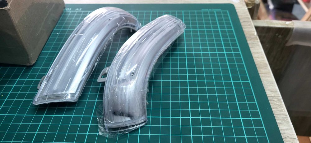 Lămpi de semnalizare pentru oglinzile laterale ale unor modele Volkswagen, cum ar fi Passat B6 sau Golf 5, echipate cu becuri LED