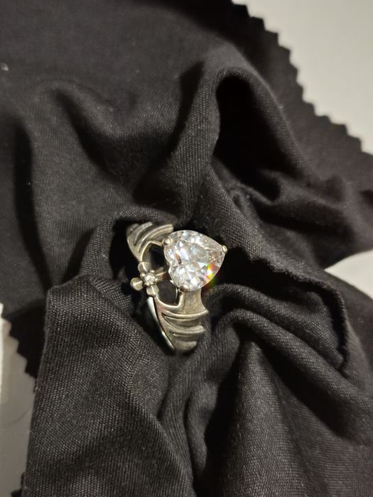 Inel argint aripi de liliac și piatră inima