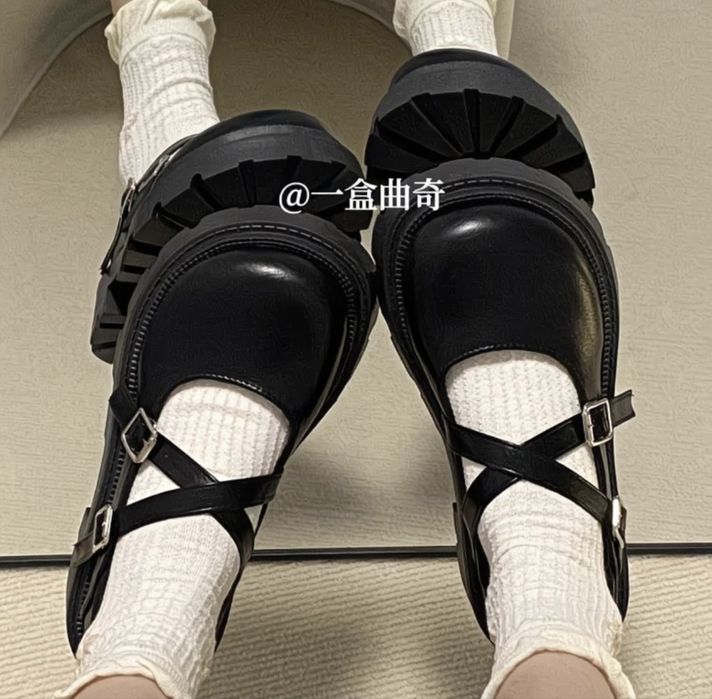 Новые туфли на девочку, на размер маломерят.