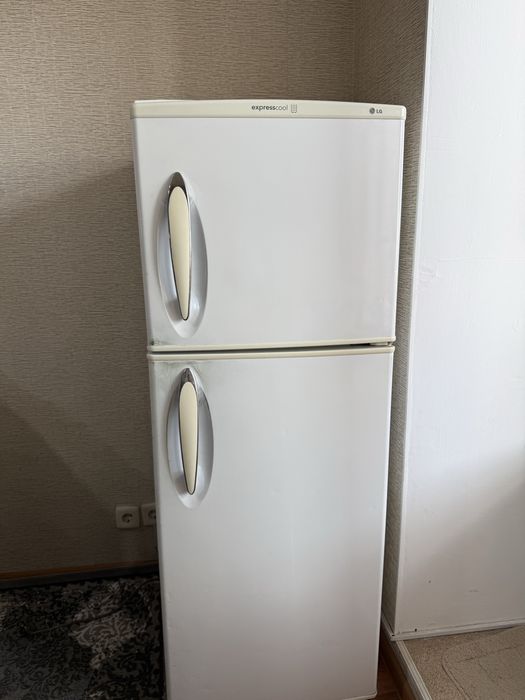 Продается LG холодильник