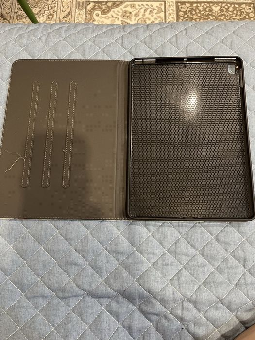 Продам чехол iPad 8, состояние отличное